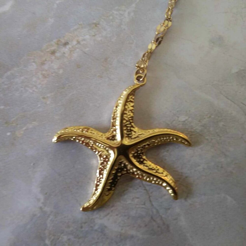 NEW Gold Starfish Necklace.